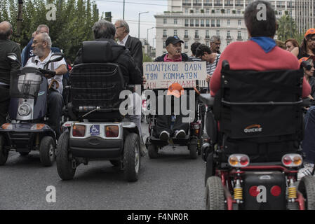 Ottobre 21, 2015 - alle persone con disabilità e i loro aiutanti tenere cartelloni per protestare contro la nuova disabilità beneficio tagli. Il bailout deal recentemente convenuta dal governo greco implementa ulteriori tagli alla previdenza sociale. (Credito Immagine: © Nikolas Georgiou via ZUMA filo) Foto Stock