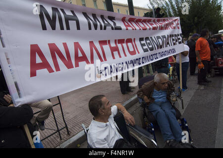 Ottobre 21, 2015 - alle persone con disabilità e i loro aiutanti tenere cartelloni per protestare contro la nuova disabilità beneficio tagli. Il bailout deal recentemente convenuta dal governo greco implementa ulteriori tagli alla previdenza sociale. (Credito Immagine: © Nikolas Georgiou via ZUMA filo) Foto Stock