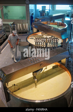 GRUYERE, Svizzera - 31 dicembre 2014: modernamente attrezzata area di trasformazione del formaggio gruviera factory Foto Stock