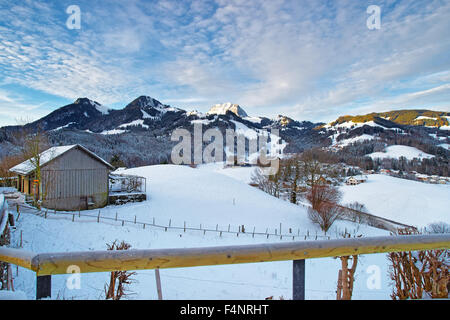 Bellissimo paesaggio di montagna con coperte di neve villaggi di montagna visto dalla città di Gruyere, Svizzera Foto Stock