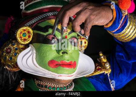 Un artista katakali è in posa con la completa make up del carattere di krishna per il gioco santhana gopalam durante il thriball Foto Stock