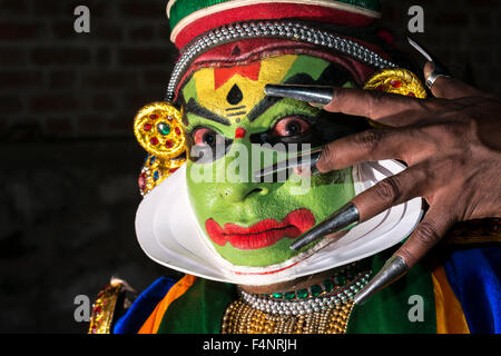 Un artista katakali è in posa con la completa make up del carattere di krishna per il gioco santhana gopalam durante il thriball Foto Stock