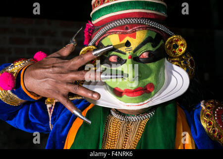 Un artista katakali è in posa con la completa make up del carattere di krishna per il gioco santhana gopalam durante il thriball Foto Stock