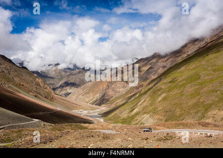 India, Himachal Pradesh, Lahaul e Spiti, Darcha petroliera su strada salendo al Patsio e Baralacha Pass Foto Stock