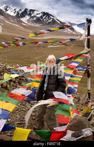 India, Himachal Pradesh, Baralacha Pass top, senior turista la preghiera buddista bandiere al vertice Foto Stock