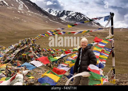 India, Himachal Pradesh, Baralacha Pass top, senior turista la preghiera buddista bandiere al vertice Foto Stock