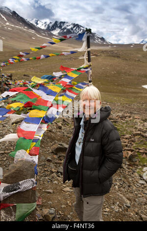 India, Himachal Pradesh, Baralacha Pass top, senior turista la preghiera buddista bandiere al vertice Foto Stock