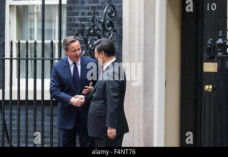 Londra, Regno Unito. 21 ottobre 2015. Primo Ministro britannico David Cameron saluta il presidente cinese Xi Jinping come egli arriva al 10 di Downing Street come parte dei suoi quattro giorni di visita di Stato nel Regno Unito. Credito: Paolo Davey/Alamy Live News Foto Stock