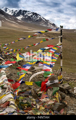 India, Himachal Pradesh, Baralacha Pass top, la preghiera buddista bandiere al vertice Foto Stock