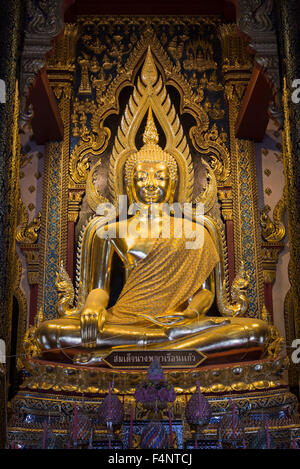 Golden statua del Buddha, il Buddha Phra Phuttha Chinnarat nel tempio di Wat Phra Sri Rattana Mahathat, Phitsanulokb, Thailandia Foto Stock
