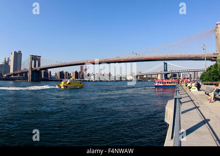 Le imbarcazioni turistiche sull'East River off del Ponte di Brooklyn Bridge Park Brooklyn New York City Foto Stock