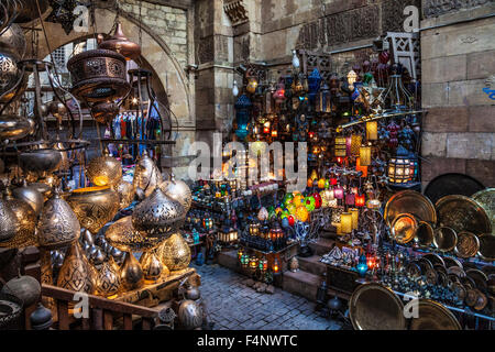 Lanterne, cosiddetto fanooz, in vendita presso il Khan El Khalili al Cairo  utilizzata durante il Ramadan per la casa decorazioni come parte di una  vecchia tradizione Foto stock - Alamy
