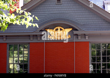 Aquila decorativa sul lato del Sagamore Hill casa del Presidente Theodore Roosevelt Oyster Bay Long Island New York Foto Stock