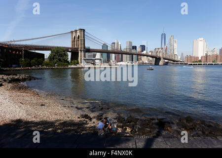 Il Ponte di Brooklyn guardando ad ovest verso la parte inferiore di Manhattan Foto Stock