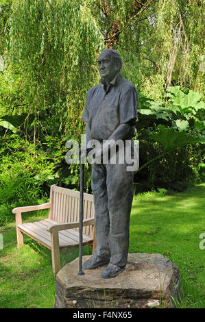 Statua del dottor Jimmy Smart in Marwood Hill Gardens. Egli ha creato i giardini alla fine degli anni cinquanta. Foto Stock