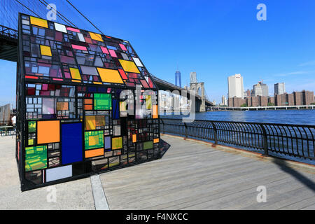 Il Ponte di Brooklyn guardando ad ovest verso la parte inferiore di Manhattan a New York City Foto Stock