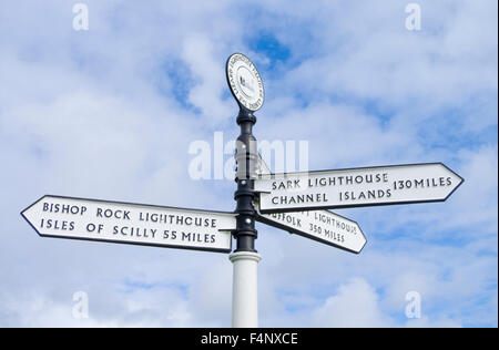 Signpost at Lizard Point, Lizard Peninsula, Cornwall, England, UK Foto Stock