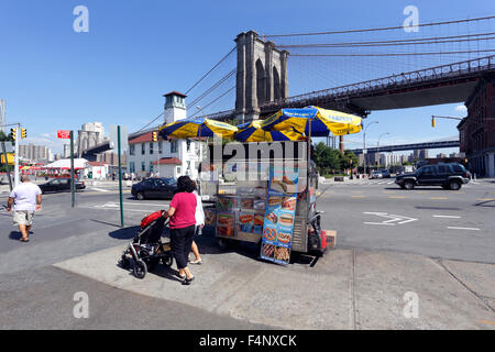 Food cart a Ponte di Brooklyn a New York City Foto Stock