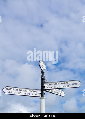 Signpost at Lizard Point, Lizard Peninsula, Cornwall, England, UK Foto Stock