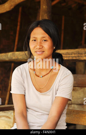 Il Nagaland, India - Marzo 2012: Ritratto di giovane donna che guarda la telecamera in Nagaland, remota regione dell India. Documentario editori Foto Stock