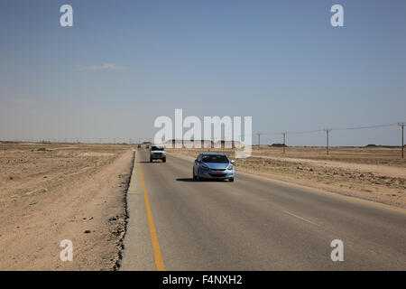 "Strada solitaria attraverso il ''Empty Quarter'', ar-Rub 'al Khali, Oman' Foto Stock