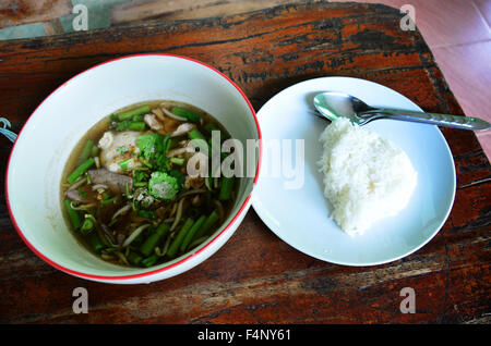 Caldo e pasta speziata e grande polpetta con bacchette , asian noodle servito con riso Foto Stock