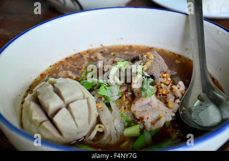 Caldo e pasta speziata e grande polpetta con bacchette , asian noodle Foto Stock