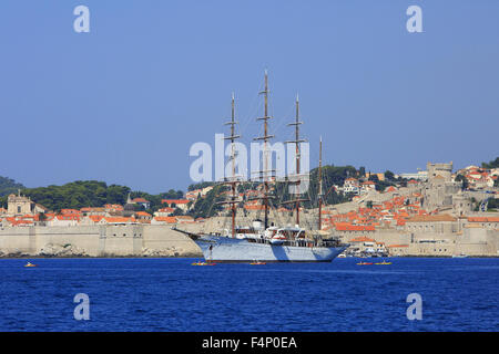 Il 4-albero abbaia Sea Cloud (la nave a vela più romantica a galla) per l'ancora nella baia fuori della bella città medievale di Dubrovnik, Croazia Foto Stock