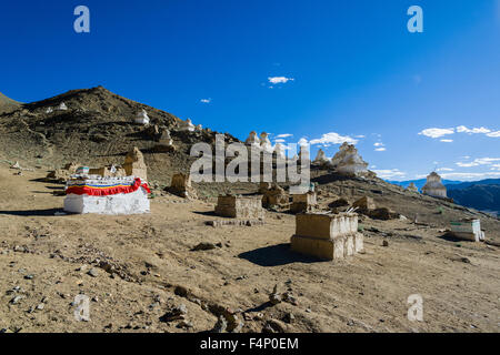 Il cimitero buddista con tombe e chortens è situato in alto sopra la parte vecchia della città dietro una cresta di montagna Foto Stock