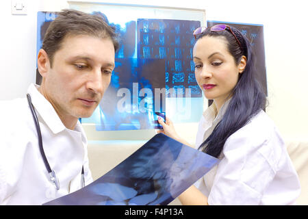 I medici esaminano i raggi X Foto Stock