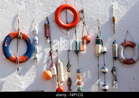 La nautica odds e termina su un muro di casa a Lower Largo, East Neuk di Fife, Scozia UK Foto Stock