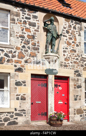 Statua di Robinson Crusoe sulla casa a Lower Largo, East Neuk di Fife, Scozia UK dove Alexander Selkirk è nato. Foto Stock