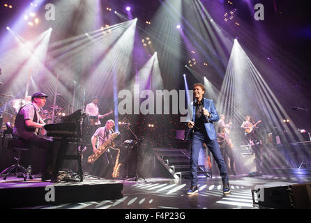 Sir Cliff Richard in concerto presso la Royal Albert Hall,Londra.Il concerto faceva parte del suo settantacinquesimo compleanno tour. Foto Stock