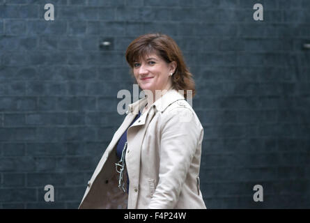 Nicky Morgan,il Segretario di Stato per l'educazione,arriva al numero 10 di Downing Street per una riunione del gabinetto Foto Stock