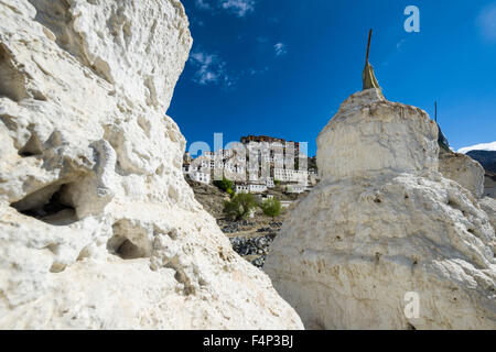 Thiksey gompa è situato su di una collina sopra la valle del Indus e circondato da molti chortens Foto Stock