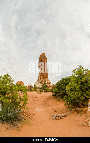 Il Dark Angel formazione sporge dal terreno in un remoto parco in Utah Foto Stock