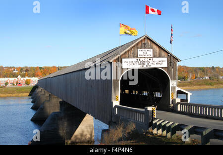 Il legno più lungo ponte coperto al mondo situato in Hartland, Nuova Brunwick, Canada nel periodo autunnale Foto Stock