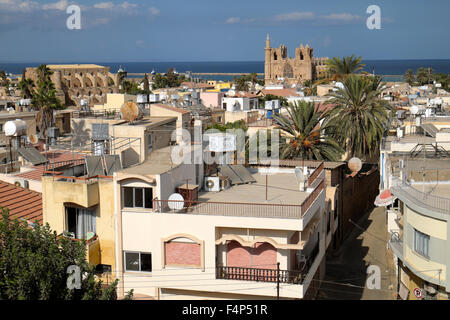 Una vista guardando verso la moschea e il mare oltre la città di Famagosta in lingua turca di Cipro Nord KATHY DEWITT Foto Stock