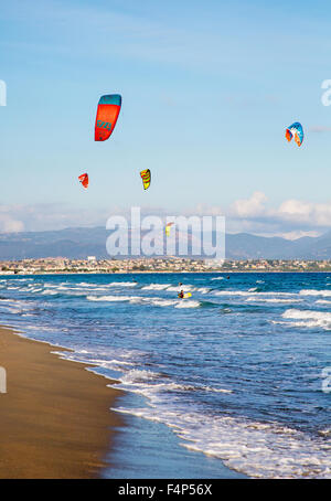 Il kitesurfing sulla spiaggia del Poetto Cagliari Sardegna Italia Foto Stock