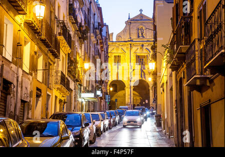 Tradizionale strada di notte a Cagliari Sardegna Italia Foto Stock