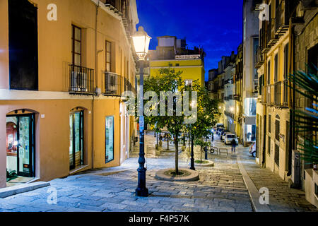 Strada tradizionale a Cagliari di notte Sardegna Italia Foto Stock