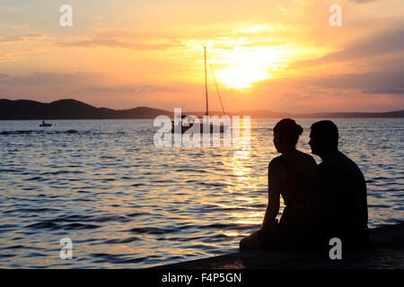 Due amanti godendo del tramonto in Zadar, Croazia Foto Stock