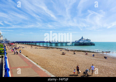 La spiaggia e il molo, Grand Parade, Eastbourne, East Sussex, England, Regno Unito Foto Stock