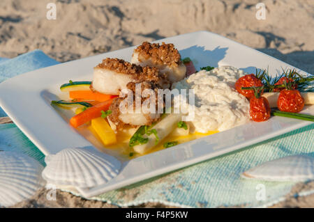 Merluzzi freschi pronti per essere gustata direttamente in spiaggia, Timmendorfer Strand, nella Germania del nord e del Mar Baltico Foto Stock