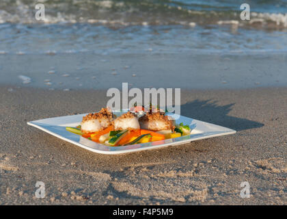 Merluzzi freschi pronti per essere gustata direttamente in spiaggia, Timmendorfer Strand, nella Germania del nord e del Mar Baltico Foto Stock