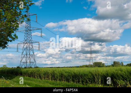 Pilone portante i cavi di energia elettrica sulla campagna in Cotswolds, Gloucestershire, Regno Unito Foto Stock