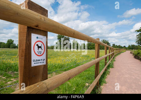 Un segno di avvertimento ai proprietari di cani per ripulire il loro cane pasticcio su una recinzione in Fairford, Gloucestershire, Regno Unito Foto Stock