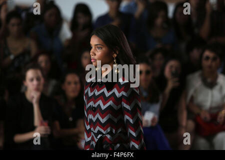 Sao Paulo, Brasile. Xxi oct, 2015. Un modello presenta una creazione della collezione invernale da "Reinaldo Lourenco' durante il Sao Paulo Fashion Week, in Sao Paulo, Brasile, Ottobre 21, 2015. © Rahel Patrasso/Xinhua/Alamy Live News Foto Stock