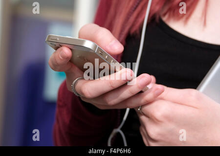 Giovane adolescente di sesso femminile utilizzando il telefono cellulare Foto Stock