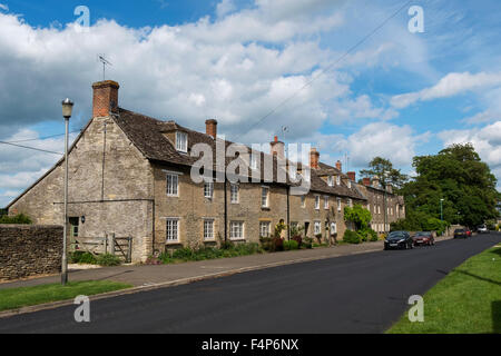 Una fila di terrazze coltivate a cotswold case di pietra in fairford, Gloucestershire, Regno Unito Foto Stock